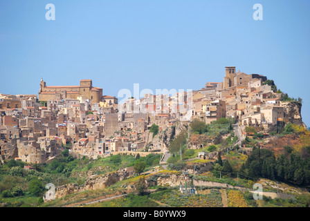 Hilltop Village, Enna, in provincia di Enna, Sicilia, Italia Foto Stock