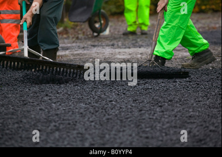 Rastrellando un nuovo passo carraio tarmacadam Foto Stock