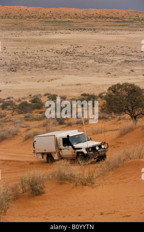 4WD attraversando le dune di sabbia del deserto Simpson South Australia Australia Foto Stock