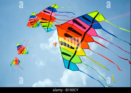 Static line kites flying contro un blu e il cielo nuvoloso Foto Stock