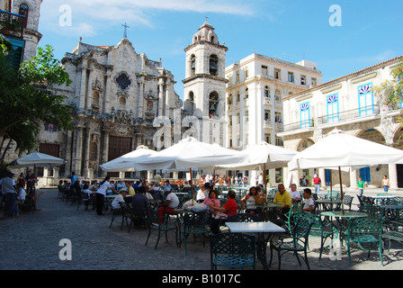 Pasti al fresco di fronte la Catedral de San Cristobal de la Habana Plaza de la Catedral Havana Vieja Foto Stock