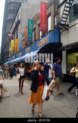 Gli amanti dello shopping a fairway supermercato e Citarella su Broadway in Upper West Side di New York Foto Stock