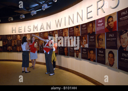 Trofeo Heisman visualizzare presso il recentemente aperto Museo dello Sport d'America in New York Foto Stock