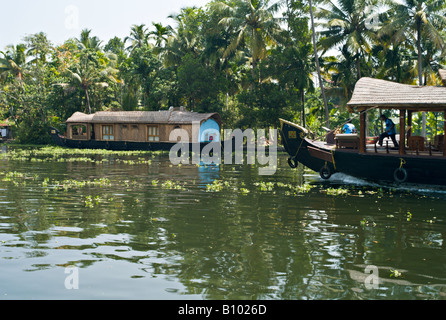 INDIA Kerala rinnovato barche di riso sui canali nelle lagune del Kerala vicino Alleppey Foto Stock