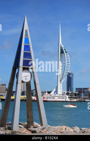 Orologio marittima e Torre Spinaker, Portsmouth Porto, Gosport, Hampshire, Inghilterra, Regno Unito Foto Stock