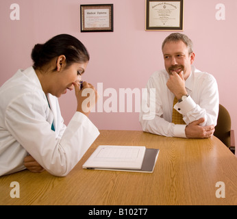 Uomo incontro con medico nutrizionista o. Foto Stock