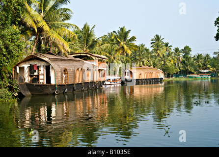 INDIA Kerala rinnovato barche di riso sui canali nelle lagune del Kerala vicino Alleppey Foto Stock