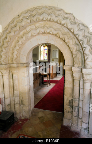 Regno Unito Inghilterra Suffolk Theberton chiesa di St Peters interno Norman arcata in pietra in Sagrestia Foto Stock