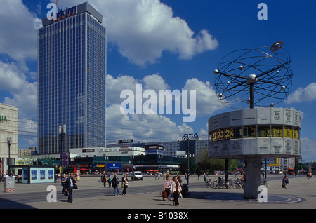 Berlino. Alexanderplatz. Weltzeituhr. Orologio universale. World Time Zone. Il Park Inn Hotel. Foto Stock