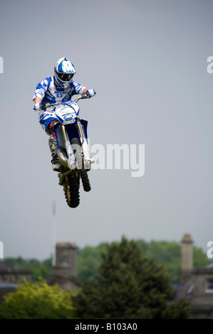 Stunt motociclista facendo un salto Foto Stock