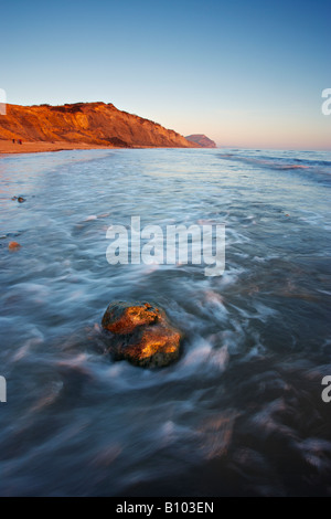 Golden Cap, visto dalla spiaggia di Charmouth, Dorset, Regno Unito, nella luce del pomeriggio Foto Stock