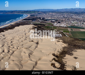 Al di sopra dell'antenna Pismo Beach Dunes e la città di Oceano CA dune Oceano Pacifico San Luis Obispo County California centrale Foto Stock