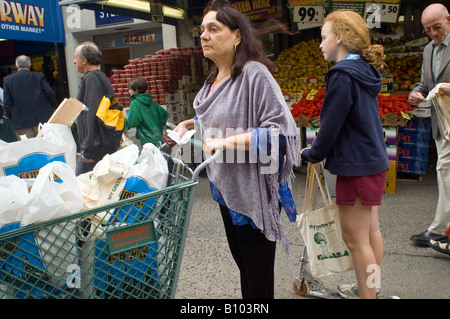 Gli amanti dello shopping a fairway supermercato su Broadway in Upper West Side di New York Foto Stock