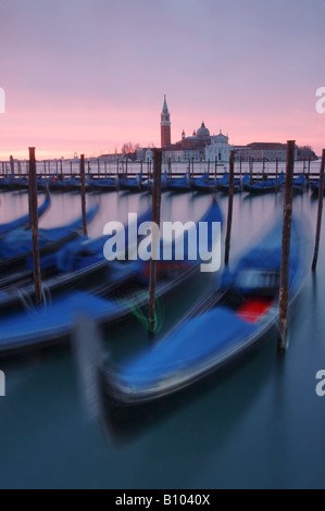 Gondole attraccate a Venezia, Italia, chiesa di San Giorgio Maggiore Foto Stock
