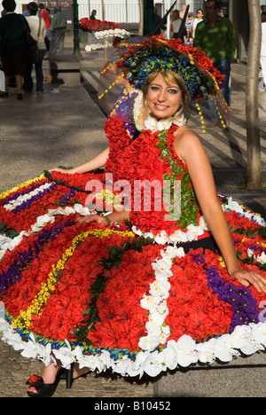 dh Fiore Festival FUNCHAL MADEIRA Festival ragazza in costume floreale posa Avenida Arriaga città strada ragazze vestire bella donna Foto Stock