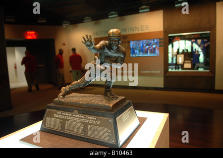 Heisman Trophy sul display presso il recentemente aperto Museo dello Sport d'America in New York Foto Stock