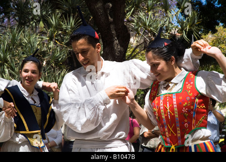 Dh il Festival dei Fiori di Madeira Funchal costume tradizionale danze folcloristiche Foto Stock