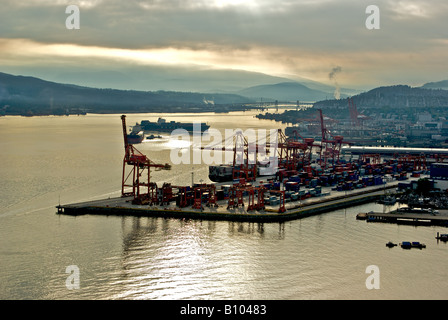 Il Porto di Vancouver è un posto occupato come navi jockey per posizione intorno al terminal per container di sunrise Foto Stock