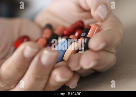 Due mani pieno di pillole Foto Stock