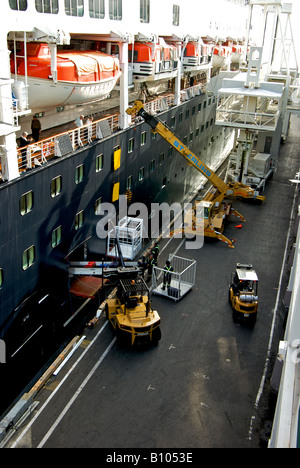 Bagagli rimozione di bagagli da una nave da crociera al Canada Place il terminale Foto Stock