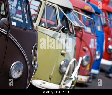 Coloratissima linea di vw volkswagen split screen bus camper Foto Stock