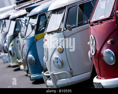 Line-up di vw volkswagen split screen bus camper Foto Stock