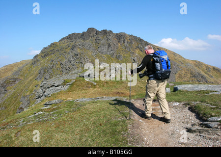 Hillwalker sul percorso su Beinn Narnain Foto Stock