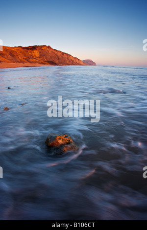 Golden Cap, visto dalla spiaggia di Charmouth, Dorset, Regno Unito, nella luce del pomeriggio Foto Stock