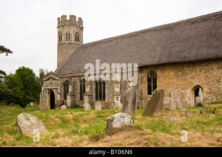 Regno Unito Inghilterra Suffolk Theberton chiesa di St Peters vista esterna dal sagrato della chiesa Foto Stock