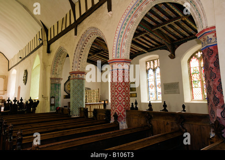 Regno Unito Inghilterra Suffolk Theberton chiesa di St Peters interno verniciato colorato pilastri Foto Stock