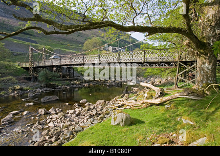 Vecchio ferro arrugginiti sospensione ponte sul fiume Clywedog dam Elan Valley Wales UK Foto Stock