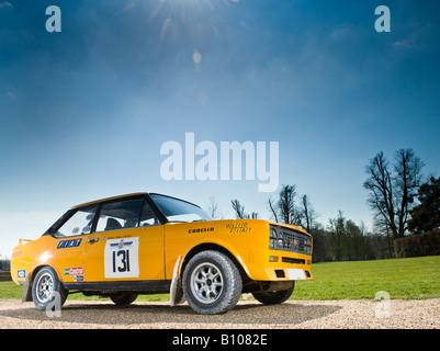 Giallo Fiat auto da rally a Goodwood Festival della velocità Foto Stock