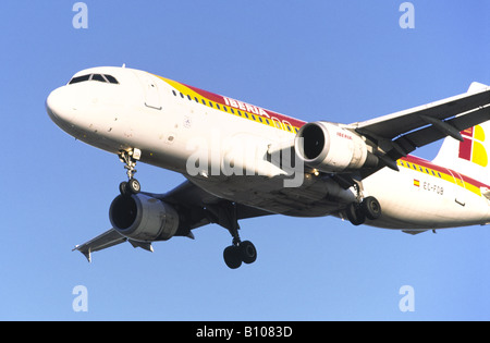 Airbus A320 azionato da Iberia sulla rotta di avvicinamento all'aeroporto di Heathrow Foto Stock