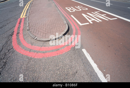 Corsia degli autobus Percorso Rosso Nine Elms Vauxhall London REGNO UNITO Foto Stock