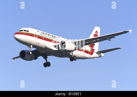 Airbus A319 azionato da aria Portogallo sulla rotta di avvicinamento all'aeroporto di Heathrow Foto Stock