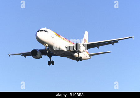 Airbus A320 azionato da Iberia sulla rotta di avvicinamento all'aeroporto di Heathrow Foto Stock