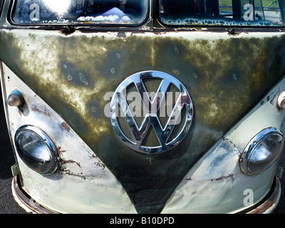 Vw volkswagen split screen bus camper vecchio e consumato rusty Foto Stock