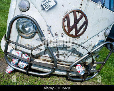 Vw volkswagen split screen bus camper vecchio e consumato con lattine di birra lager sul paraurti anteriore Foto Stock