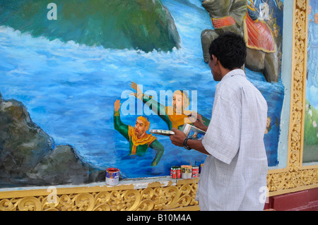 Devoto buddista di verniciatura di un murale di Shwedagon pagoda complesso in Yangon, Birmania Myanmar Foto Stock