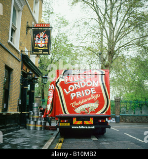 Fullers London Pride birrificio camion che consegna barili di birra al pub Artillery Arms vicino Bunhill Fields City of London Inghilterra Regno Unito KATHY DEWITT Foto Stock