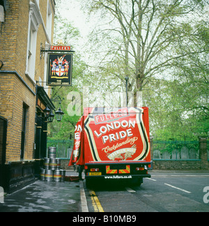 Fuller's London Pride autocarro erogazione di barili di birra ai bracci di artiglieria pub vicino Bunhill Fields central London Inghilterra England Regno Unito Foto Stock