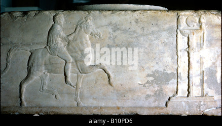 Cavaliere avvicinando una vittoria treppiede da Bryaxis IV sec. a.c. antico rilievo greco Foto Stock