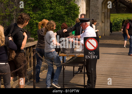 La gente che è cercato da elemento di protezione per l' ammissione al Cancello dei Traditori Tower of London REGNO UNITO Foto Stock
