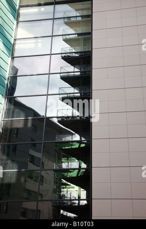 Ombre e riflessi sulla parte esterna di un edificio di moderna costruzione Foto Stock