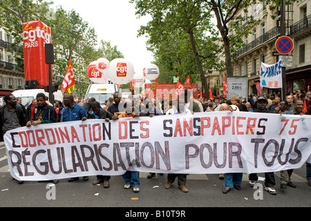 Manifestazione a Parigi contro l'ingiusto la politica sociale e la riforma del sistema pensionistico di Nicolas Sarkozy. Foto Stock