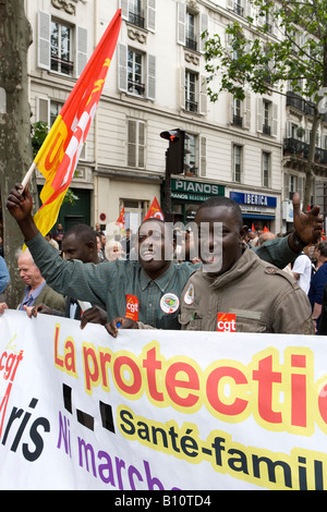 Manifestazione a Parigi contro l'ingiusto la politica sociale e la riforma del sistema pensionistico di Nicolas Sarkozy. Foto Stock