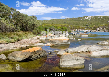 Rocce di granito nel fiume Waychinicup in ingresso Waychinicup National Park, vicino a Albany, Australia occidentale Foto Stock