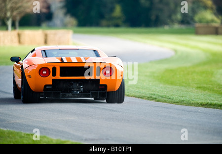 La Ford GT40 vintage classica formula uno f1 racing car in bianco nella parte anteriore della casa di Goodwood per il Festival della velocità Foto Stock