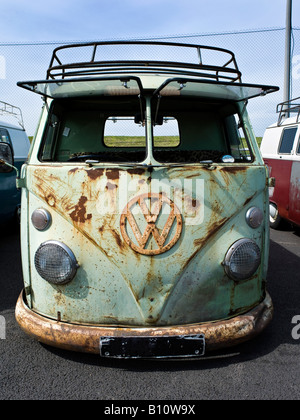 Vw volkswagen split screen bus camper van variante vecchio e consumato con la formazione di ruggine Foto Stock