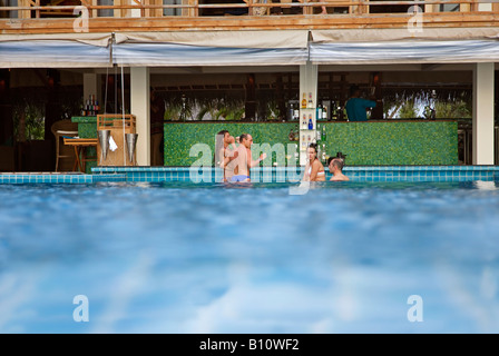 Il swim-up bar in un resort maldiviano hotel Foto Stock